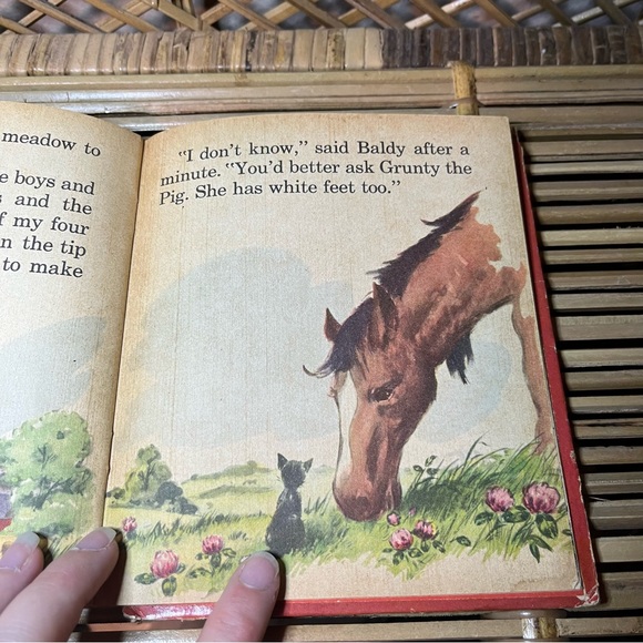 Vintage Socks Tell a Tale Book 1949 HTF cat - Picture 6 of 9